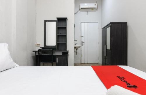 Tangerang Hotel | RedDoorz near Mandaya Royal Hospital Puri
