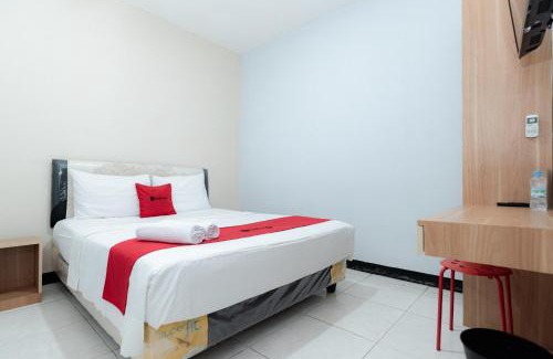 Jakarta Hotel | RedDoorz near Puri Indah Lippo Mall 2