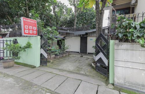Jakarta Hotel | RedDoorz near RS Sari Asih Ciledug
