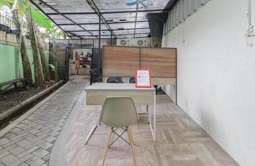 Jakarta Hotel | RedDoorz near RS Sari Asih Ciledug