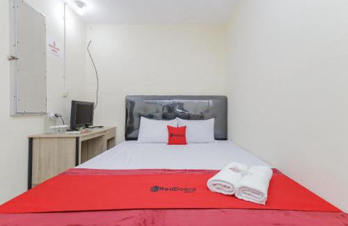 Jakarta Hotel | RedDoorz near RS Sari Asih Ciledug