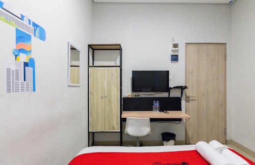 Kebayoran Lama Hotel | RedDoorz Plus Syariah near Mall Pondok Indah