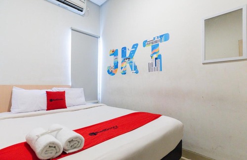Kebayoran Lama Hotel | RedDoorz Plus Syariah near Mall Pondok Indah