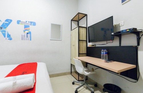Kebayoran Lama Hotel | RedDoorz Plus Syariah near Mall Pondok Indah