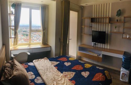 Depok Apartment | RedLiving Apartemen Margonda Residence 5 - Ens Room with Netflix and Breakfast
