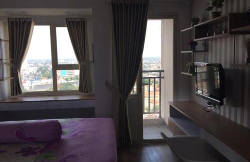 Depok Apartment | RedLiving Apartemen Margonda Residence 5 - Ens Room with Netflix and Breakfast