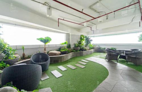 Pekayon Jaya Hotel | RedLiving Apartemen Grand Kamala Lagoon - Icha Rooms Tower Barclay South with Netflix