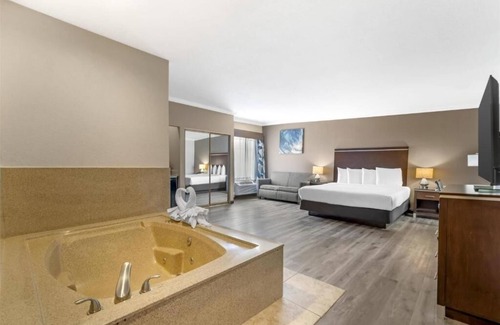 North Redondo Hotel | Redondo Beach Retreat w/Jacuzzi – 15 Minutes from Vibrant Santa Monica!