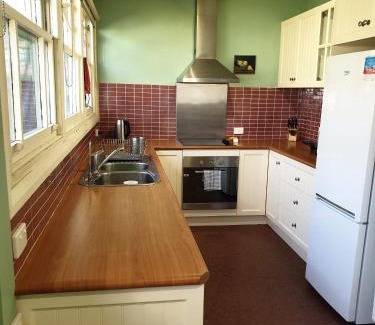 Wandiligong House | Redruth - 2 bedroom cottage situated in wandiligong