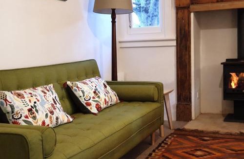 Wandiligong House | Redruth - 2 bedroom cottage situated in wandiligong