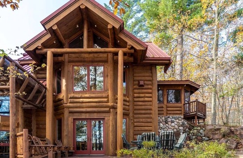 Land O Lakes House | Redstone, a one-of-a-kind, luxurious 7200 sq. ft. impressive Lakeside log home