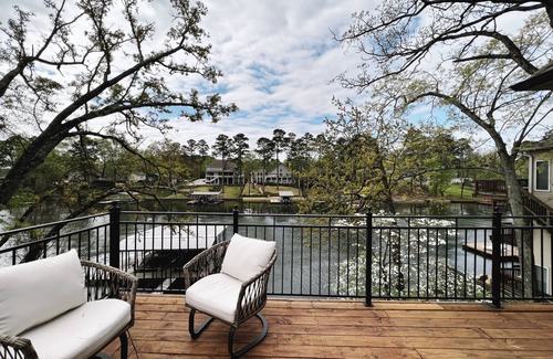 Lakeland House | Reduced August Rates! 4 bed, 4 bath Luxury home on Lake Hamilton.