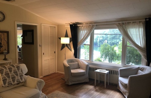 New Fairfield House | REDUCED FOR AFTER LABOR DAY - Waterfront cottage on Candlewood Lake