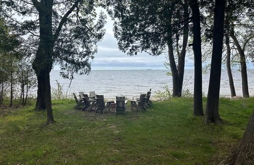 Egg Harbor Cottage | Reduced rates!Classic true waterfront Door Cty,private,sleeps 12, dog friendly
