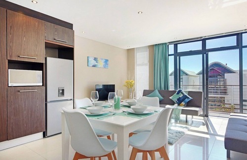 Big Bay Apartment | ⭐Reduced rates, professional cleaning, self checkin, restaurants and shops below