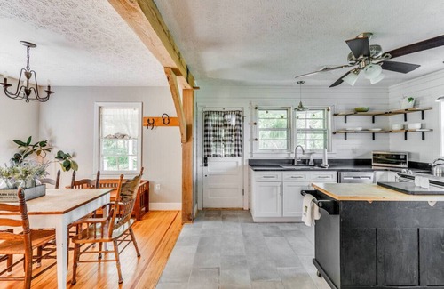 Bedford Apartment | Redwing Farm Cottage, Mountain Views and Firepit!