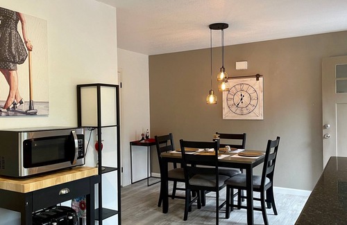 Langlois House | Redwood Guesthouse- Charm on lake & 5 min to beach