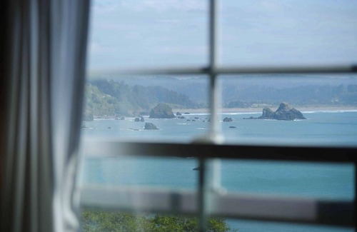 Trinidad Bed & Breakfast | Redwood Room - Spacious Elegance Overlooking the Pacific Ocean and Trinidad Bay