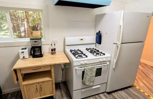 Guerneville Cottage | Redwood Treehouse-2 beds 1.5 bath-full kitchen-2 outdoor areas-work station WiFi