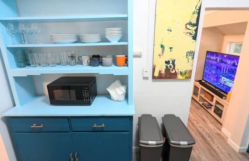 Guerneville Cottage | Redwood Treehouse-2 beds 1.5 bath-full kitchen-2 outdoor areas-work station WiFi