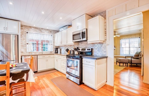 Guerneville Cabin | RedwoodRetreat~ Stunning & Joyful Redwood Cabin! Walk to River! WIFI/AC/HtTb