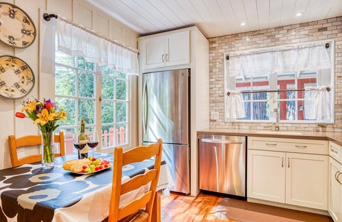 Guerneville Cabin | RedwoodRetreat~ Stunning & Joyful Redwood Cabin! Walk to River! WIFI/AC/HtTb
