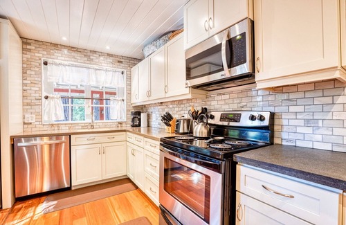 Guerneville Cabin | RedwoodRetreat~ Stunning & Joyful Redwood Cabin! Walk to River! WIFI/AC/HtTb