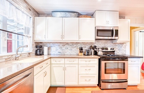 Guerneville Cabin | RedwoodRetreat~ Stunning & Joyful Redwood Cabin! Walk to River! WIFI/AC/HtTb