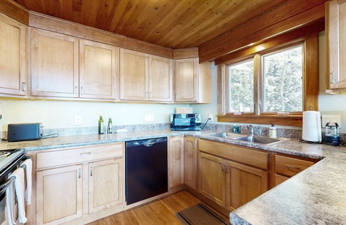 Bass Harbor House | Reed Shore Cottage | Oceanfront house in Bass Harbor with direct beach access