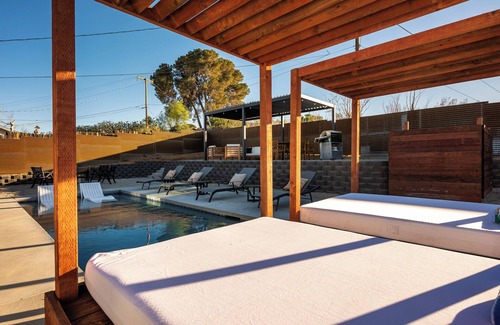 Joshua Tree House | Reel House - Pool, Hot Tub, A/C, BBQ, 100in projector Movie Room, Pet Friendly!