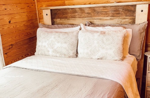 Crane Hill Cabin | REEL SIMPLE MAIN CHANNEL deep water! Great Couple or family get away!