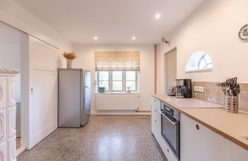 Tetenbull House | reetgedecktes Ferienhaus mit Kachelofen