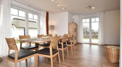 Rerik House | Reethaus Strandgut - geräumiges FH, 5 Schlafzimmer, Sauna und 3 Terrassen, Balkon