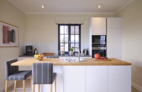 Dranske House | Reetland am Meer - LuxusPlus Reetdachvilla mit 4 Schlafzimmern und Kamin G08