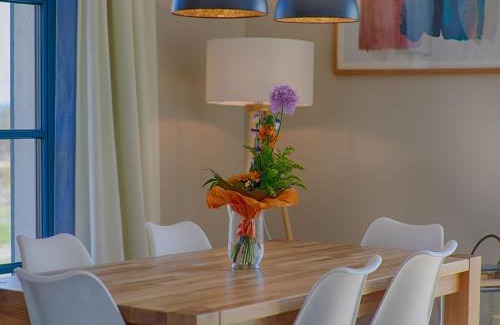Dranske House | Reetland am Meer - Premium Reetdachvilla mit 3 Schlafzimmern, Sauna und Kamin F23