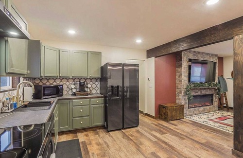 Livingston House | Refined 6BR Moose & Bear Lodge by Sweetheart Stays