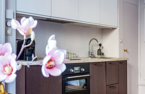 Cathedrale Apartment | Refined Apartment with Cathedral View and Garden