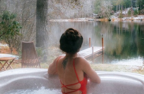 Port Angeles Cabin | Reflection Haven: Lakeside, Hot Tub, By Park Entry