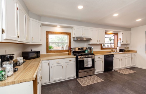 Montrose House | Refreshed downtown home. Easy walk to Main St!