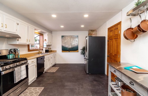 Montrose House | Refreshed downtown home. Easy walk to Main St!