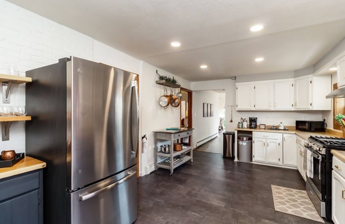 Montrose House | Refreshed downtown home. Easy walk to Main St!