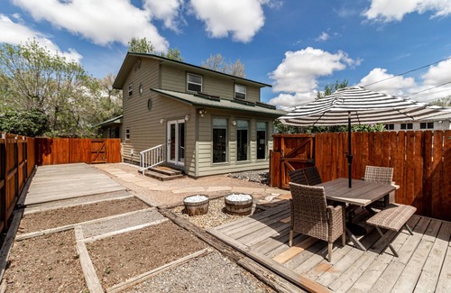 Montrose House | Refreshed downtown home. Easy walk to Main St!