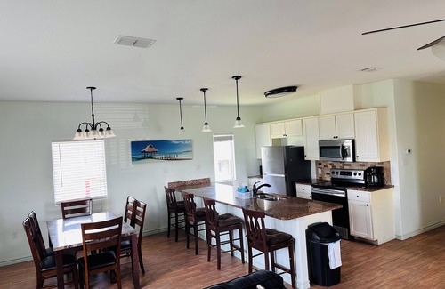 Port Aransas House | Refreshing 4 Bedroom Beach Apartment. 5 minute walk to Beach. STRP #2024-017250