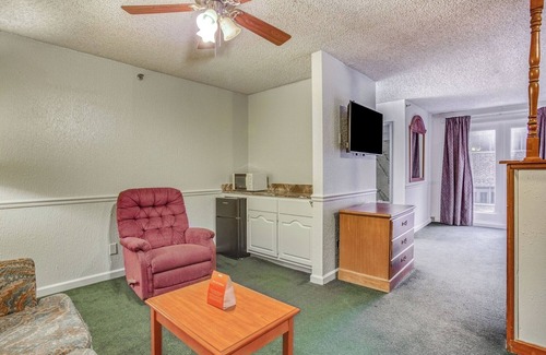 South Tulsa Hotel | Refreshing Stay Near LaFortune Park – Only 3 Miles to Local Greenery Trails