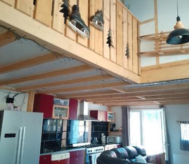 Saint-Jacques-des-Blats Apartment | Refuge chaleureux pour des vacances en famille