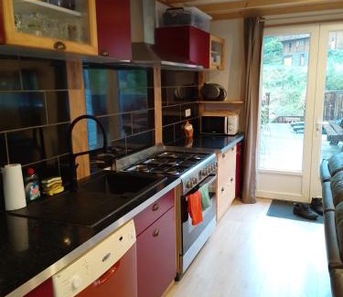 Saint-Jacques-des-Blats Apartment | Refuge chaleureux pour des vacances en famille