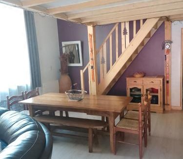 Saint-Jacques-des-Blats Apartment | Refuge chaleureux pour des vacances en famille