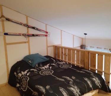 Saint-Jacques-des-Blats Apartment | Refuge chaleureux pour des vacances en famille