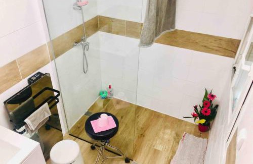 Plouedern Apartment | Refuge des voyageurs - chambre suite et cuisine en rdc