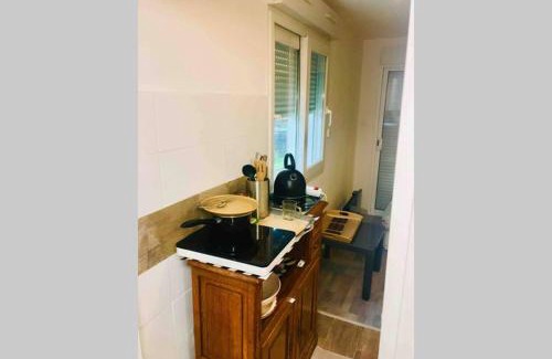 Plouedern Apartment | Refuge des voyageurs - chambre suite et cuisine en rdc